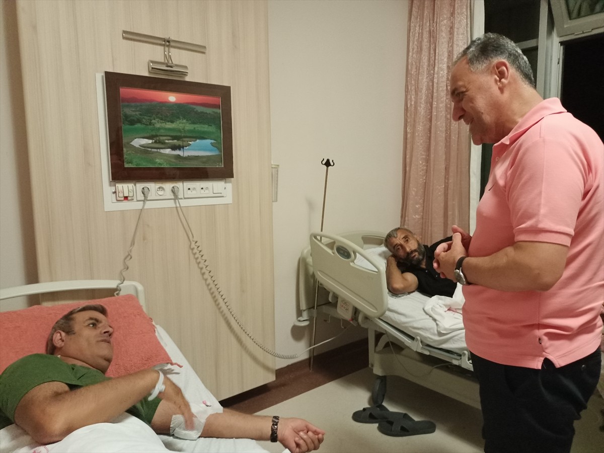 Bingöl Valisi Ahmet Hamdi Usta, bıçaklı saldırıda yaralananlardan 3 kişiyi tedavi gördükleri...