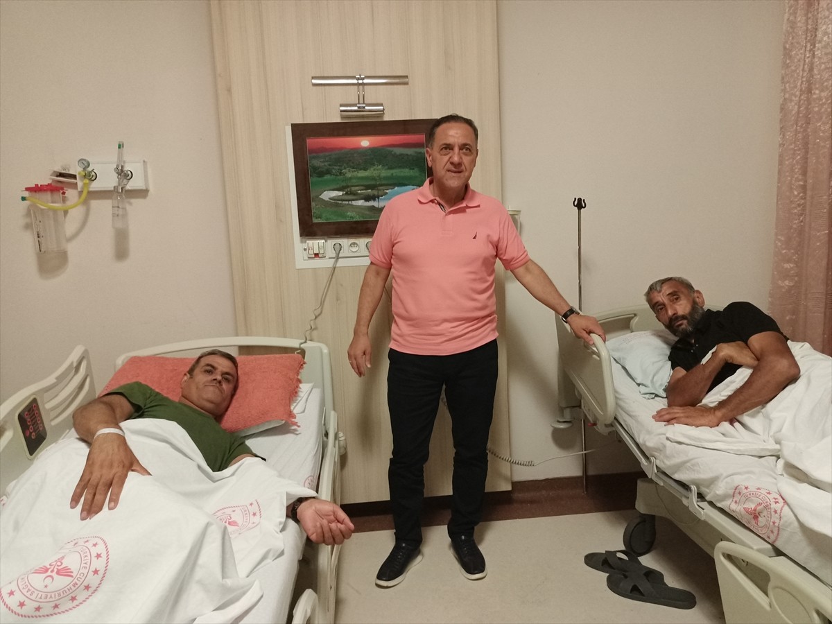 Bingöl Valisi Ahmet Hamdi Usta, bıçaklı saldırıda yaralananlardan 3 kişiyi tedavi gördükleri...