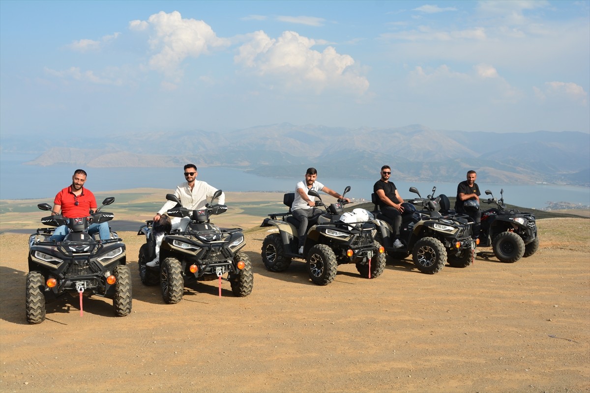 Bitlis'in Tatvan ilçesinde Türkiye'nin en büyük krater gölünün de bulunduğu Nemrut Kalderası'na...
