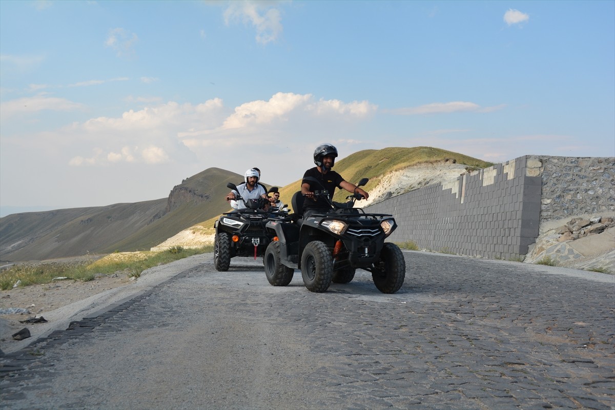Bitlis'in Tatvan ilçesinde Türkiye'nin en büyük krater gölünün de bulunduğu Nemrut Kalderası'na...