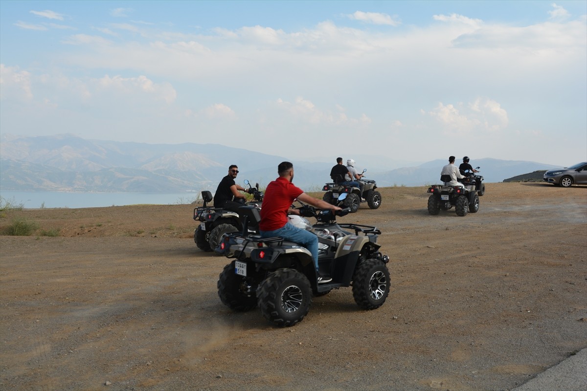 Bitlis'in Tatvan ilçesinde Türkiye'nin en büyük krater gölünün de bulunduğu Nemrut Kalderası'na...