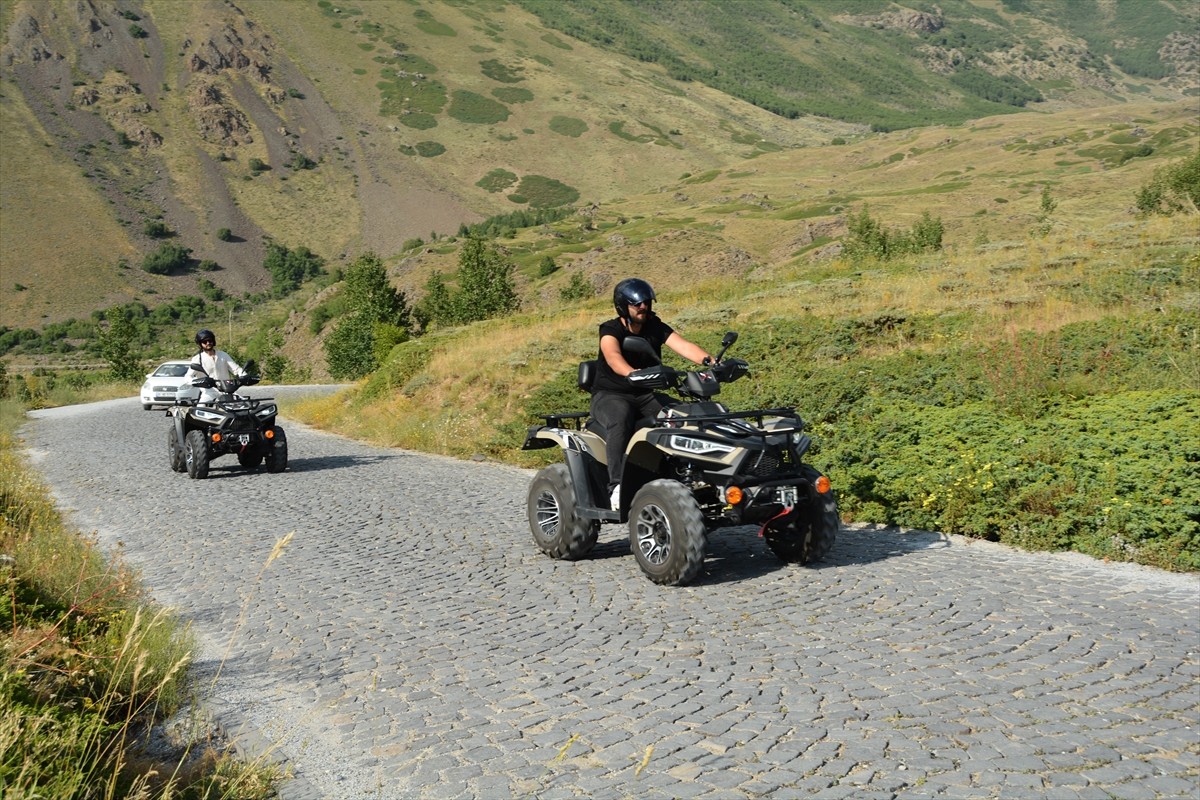 Bitlis'in Tatvan ilçesinde Türkiye'nin en büyük krater gölünün de bulunduğu Nemrut Kalderası'na...
