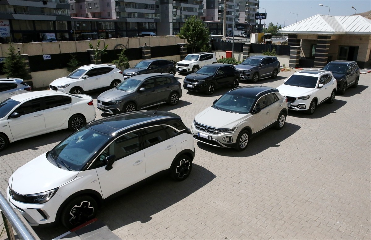 Bitlis merkezli 6 ilde usulsüz rapor düzenleyen ve rapor alan 98 şüpheli gözaltına alındı...