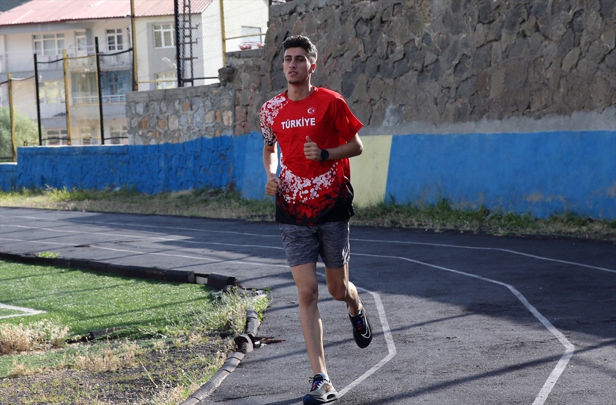 Bitlisli milli atlet Azat Özkan (fotoğrafta), Peru'daki Dünya Atletizm Gençler Şampiyonası'ndan...