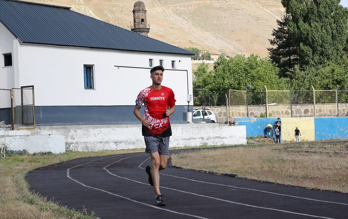 Bitlisli milli atlet Azat Özkan (fotoğrafta), Peru'daki Dünya Atletizm Gençler Şampiyonası'ndan...