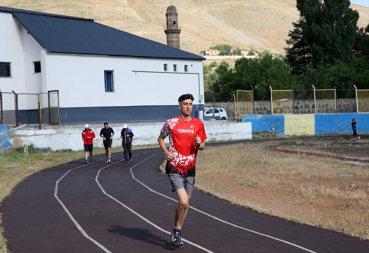 Bitlisli milli atlet Azat Özkan (fotoğrafta), Peru'daki Dünya Atletizm Gençler Şampiyonası'ndan...