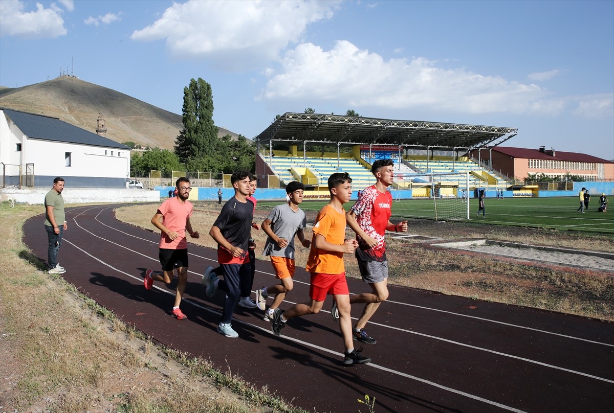 Bitlisli milli atlet Azat Özkan (fotoğrafta), Peru'daki Dünya Atletizm Gençler Şampiyonası'ndan...