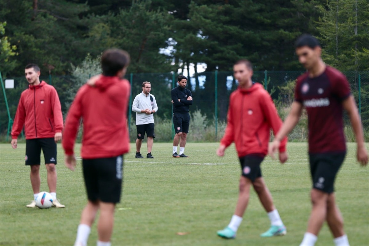 Bolu'nun Esentepe bölgesindeki bir otelde kamp yapan Fatih Karagümrük, Trendyol 1. Lig'de şampiyon...