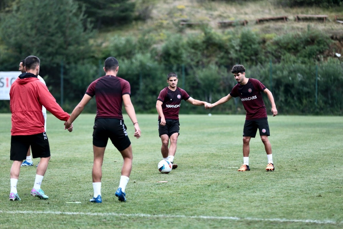 Bolu'nun Esentepe bölgesindeki bir otelde kamp yapan Fatih Karagümrük, Trendyol 1. Lig'de şampiyon...