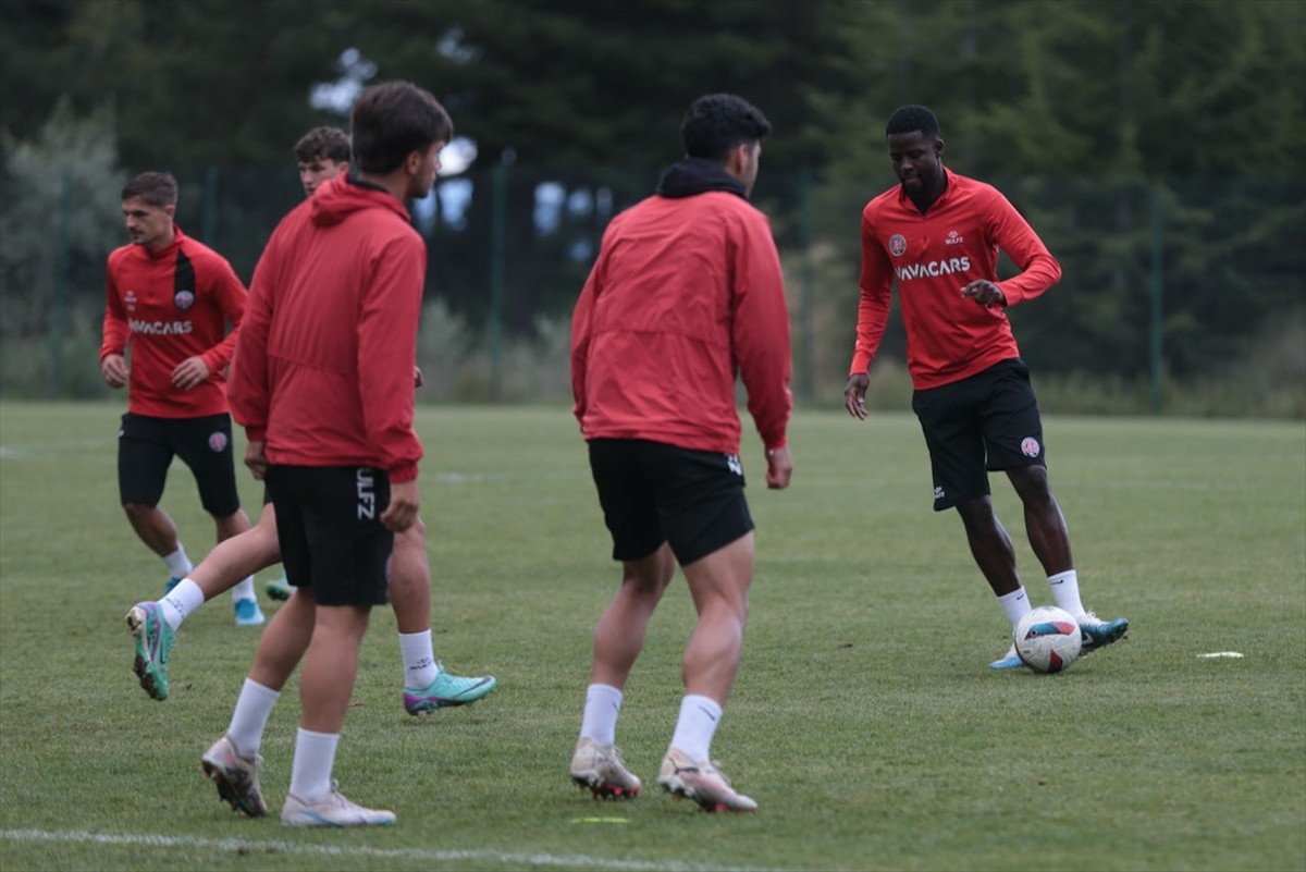 Bolu'nun Esentepe bölgesindeki bir otelde kamp yapan Fatih Karagümrük, Trendyol 1. Lig'de şampiyon...