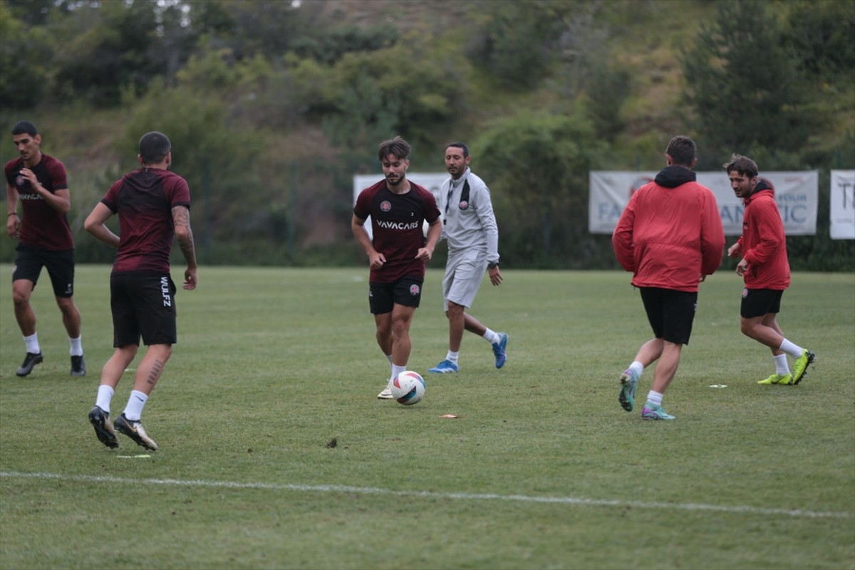Bolu'nun Esentepe bölgesindeki bir otelde kamp yapan Fatih Karagümrük, Trendyol 1. Lig'de şampiyon...