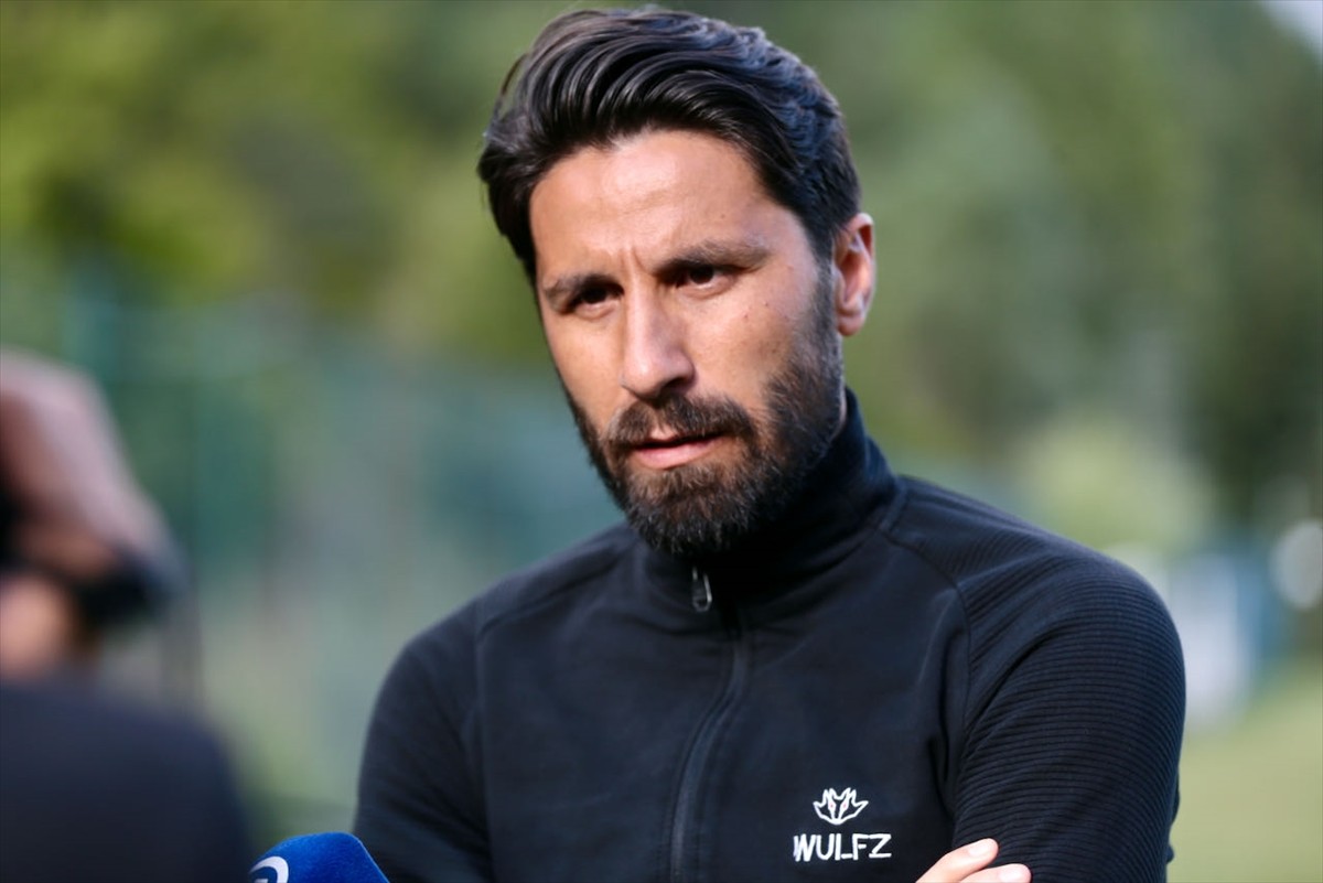 Bolu'nun Esentepe bölgesindeki bir otelde kamp yapan Fatih Karagümrük, Trendyol 1. Lig'de şampiyon...