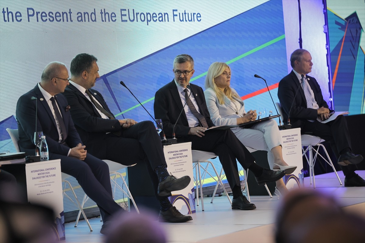 Bosna Hersek'in Mostar şehrinde, Mostar Köprüsü'nün yeniden inşasının 20'nci yılı dolayısıyla...