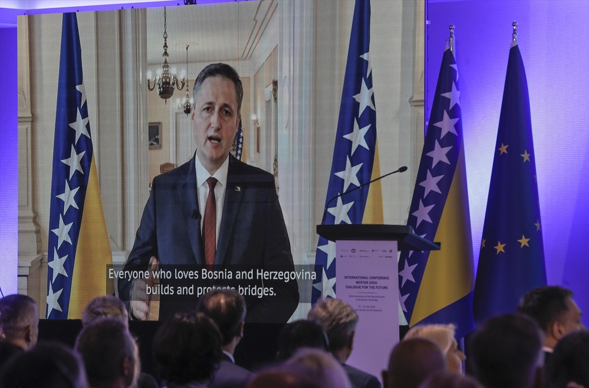 Bosna Hersek'in Mostar şehrinde, Mostar Köprüsü'nün yeniden yapılışının 20'nci yılı dolayısıyla...