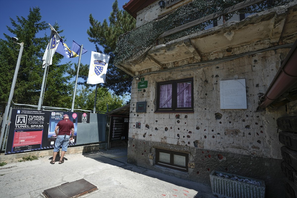 Bosna Hersek'te 1992-1995'teki savaşta kuşatma altında tutulan başkent Saraybosna'nın "dünyaya...
