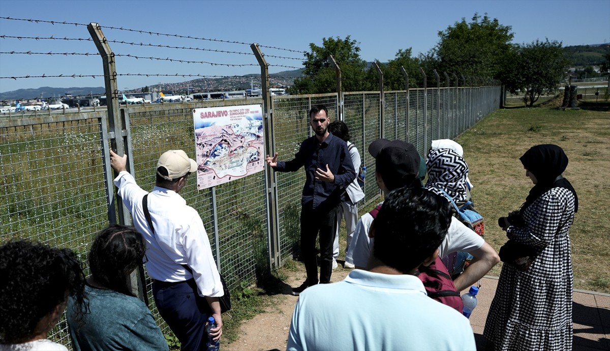 Bosna Hersek'te 1992-1995'teki savaşta kuşatma altında tutulan başkent Saraybosna'nın "dünyaya...