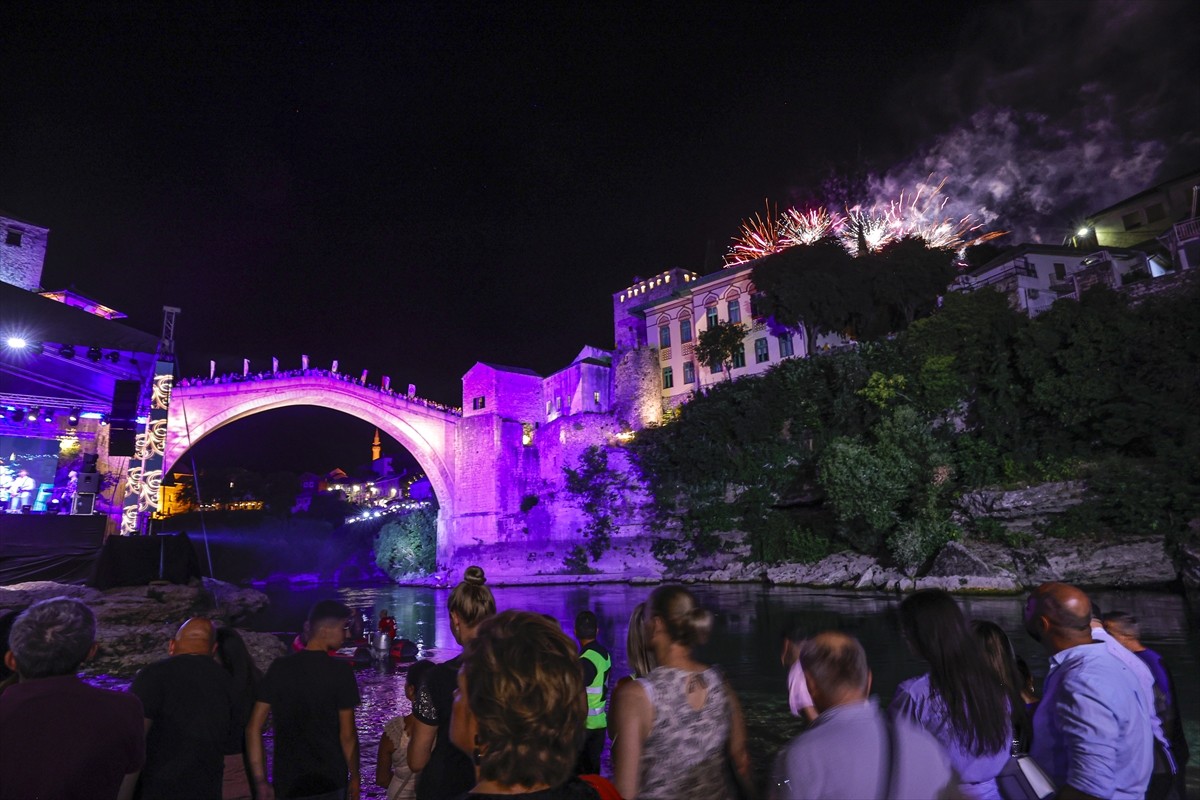 Bosna Hersek'teki Mostar Köprüsü'nün yeniden inşa edilmesinin 20'nci yılı dolayısıyla köprünün...