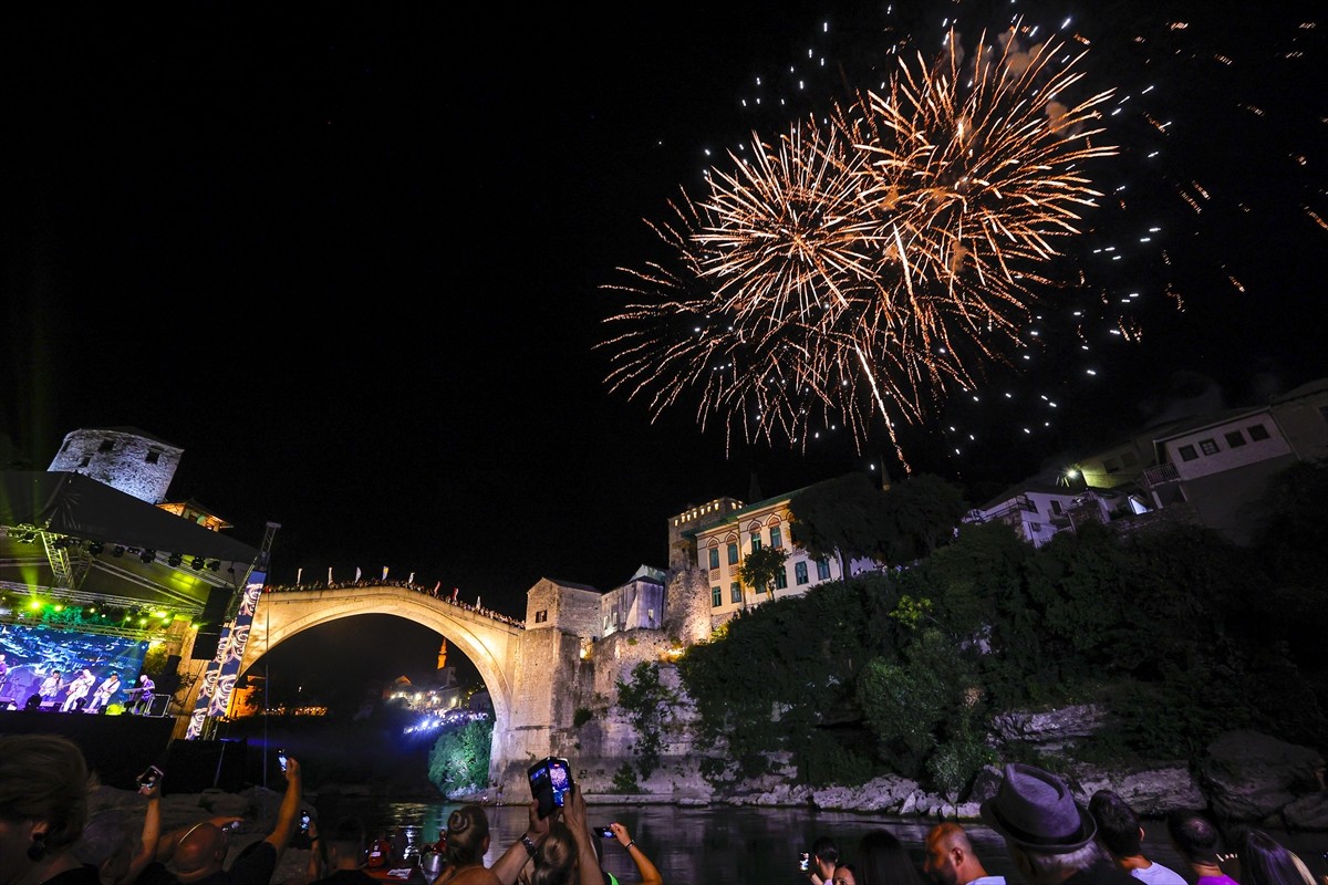 Bosna Hersek'teki Mostar Köprüsü'nün yeniden inşa edilmesinin 20'nci yılı dolayısıyla köprünün...