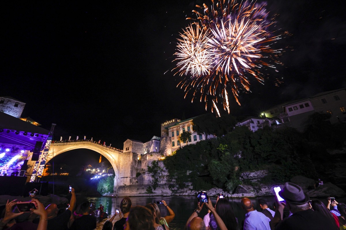 Bosna Hersek'teki Mostar Köprüsü'nün yeniden inşa edilmesinin 20'nci yılı dolayısıyla köprünün...