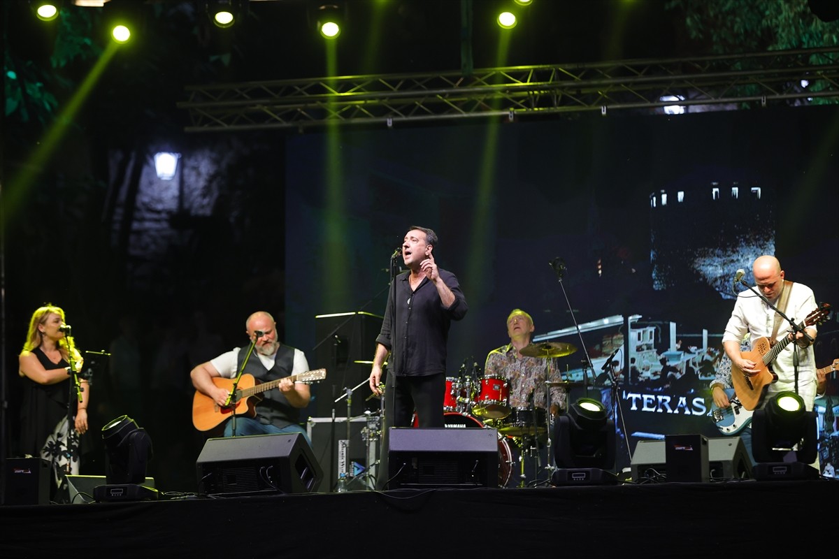 Bosna Hersek'teki Mostar Köprüsü'nün yeniden inşa edilmesinin 20'nci yılı dolayısıyla köprünün...