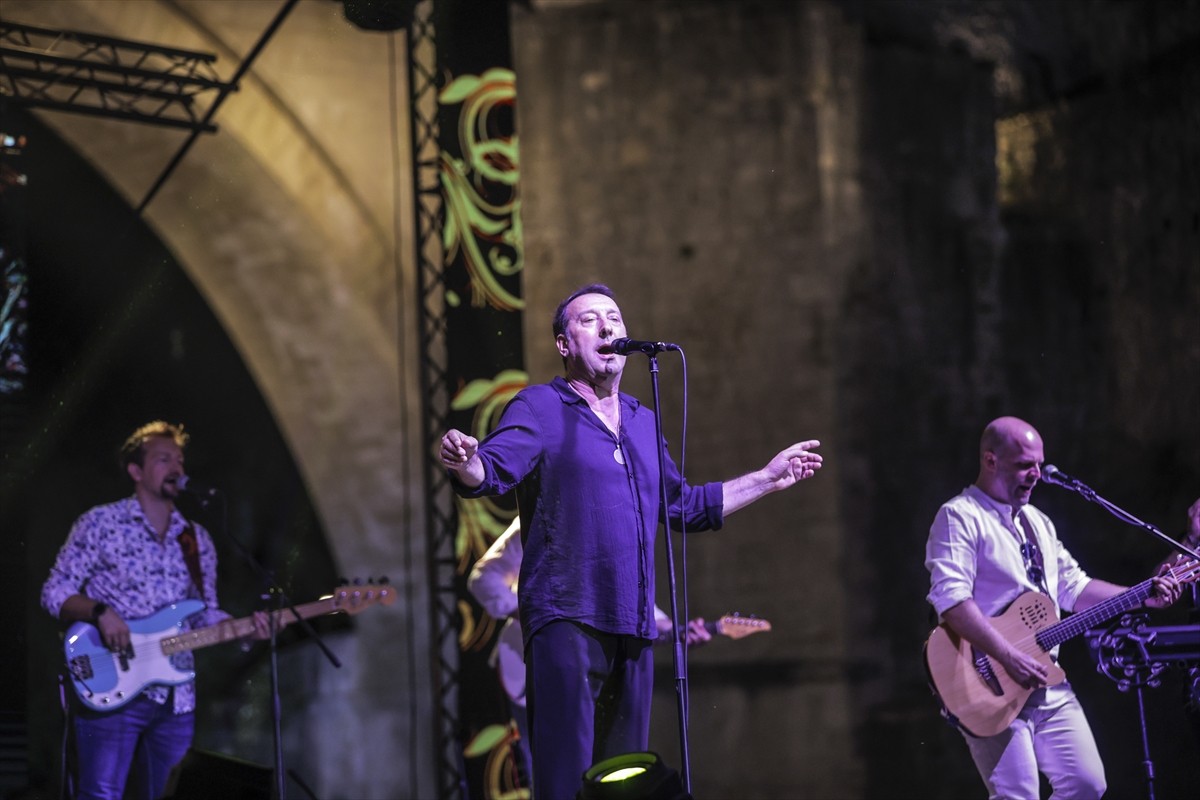 Bosna Hersek'teki Mostar Köprüsü'nün yeniden inşa edilmesinin 20'nci yılı dolayısıyla köprünün...