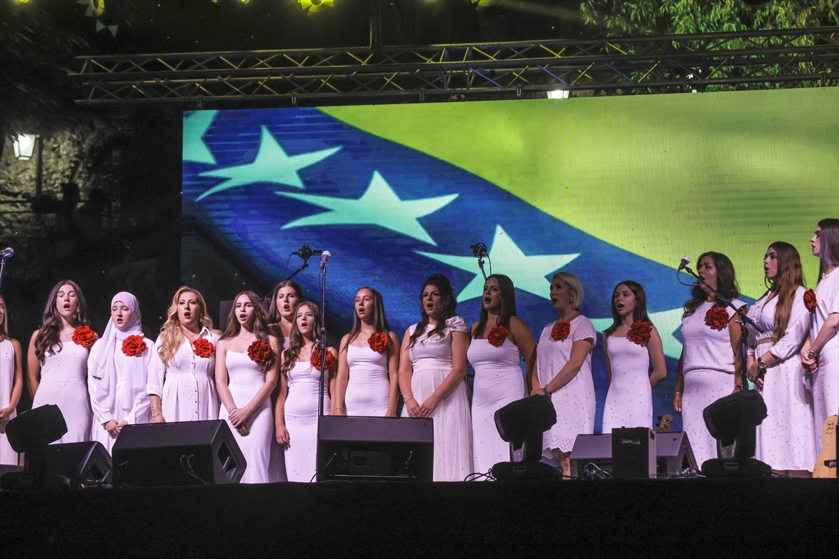 Bosna Hersek'teki Mostar Köprüsü'nün yeniden inşa edilmesinin 20'nci yılı dolayısıyla köprünün...