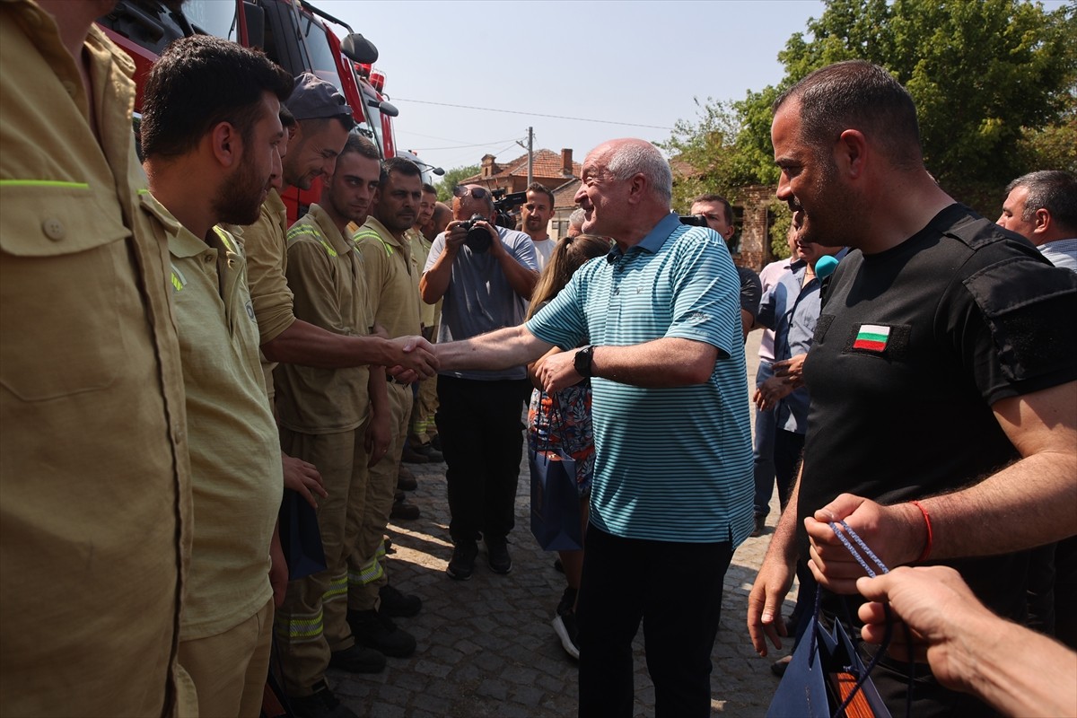 Bulgaristan Başbakanı Dimitar Glavçev (sol 2), ülkedeki yangın söndürme çalışmalarına ekip...