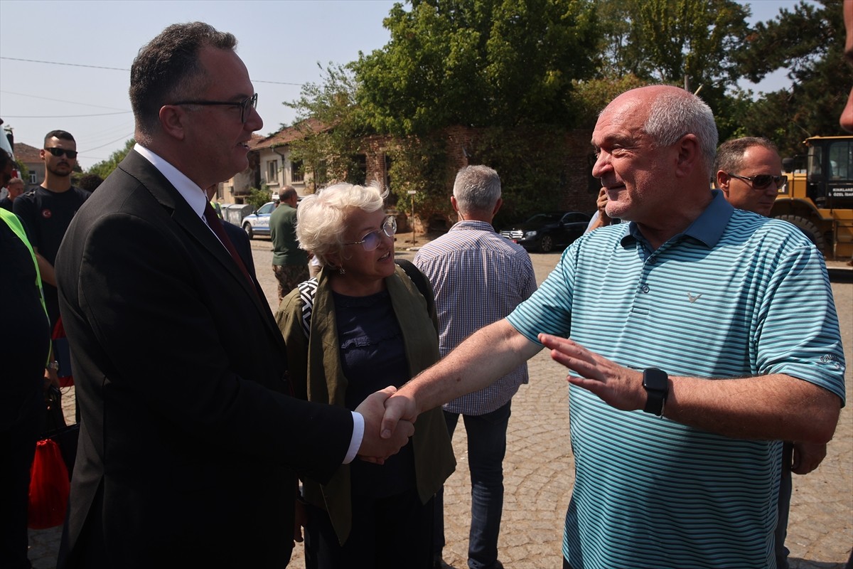 Bulgaristan Başbakanı Dimitar Glavçev (sol 2), ülkedeki yangın söndürme çalışmalarına ekip...