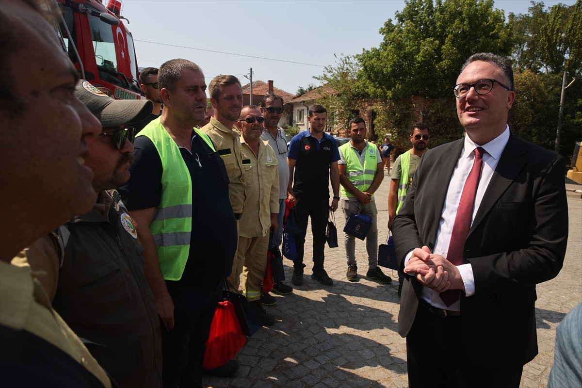 Bulgaristan Başbakanı Dimitar Glavçev (sol 2), ülkedeki yangın söndürme çalışmalarına ekip...