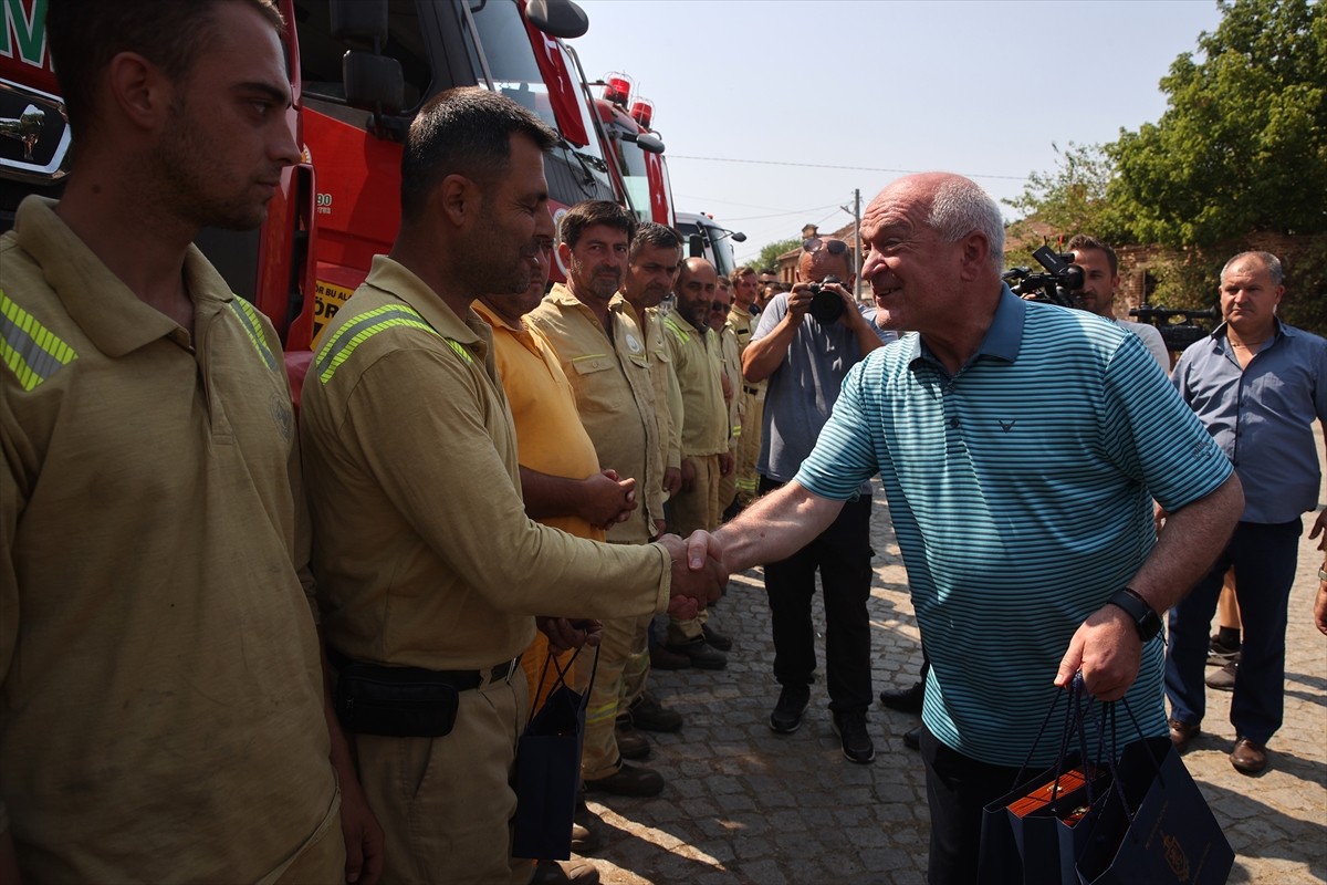 Bulgaristan Başbakanı Dimitar Glavçev (sol 2), ülkedeki yangın söndürme çalışmalarına ekip...
