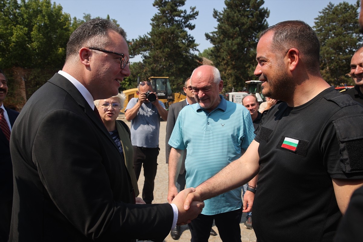 Bulgaristan Başbakanı Dimitar Glavçev (sol 2), ülkedeki yangın söndürme çalışmalarına ekip...