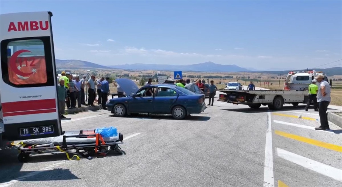 Burdur'un Tefenni ilçesinde iki otomobilin çarpışması sonucu yaralanan 10 kişi hastanelere...