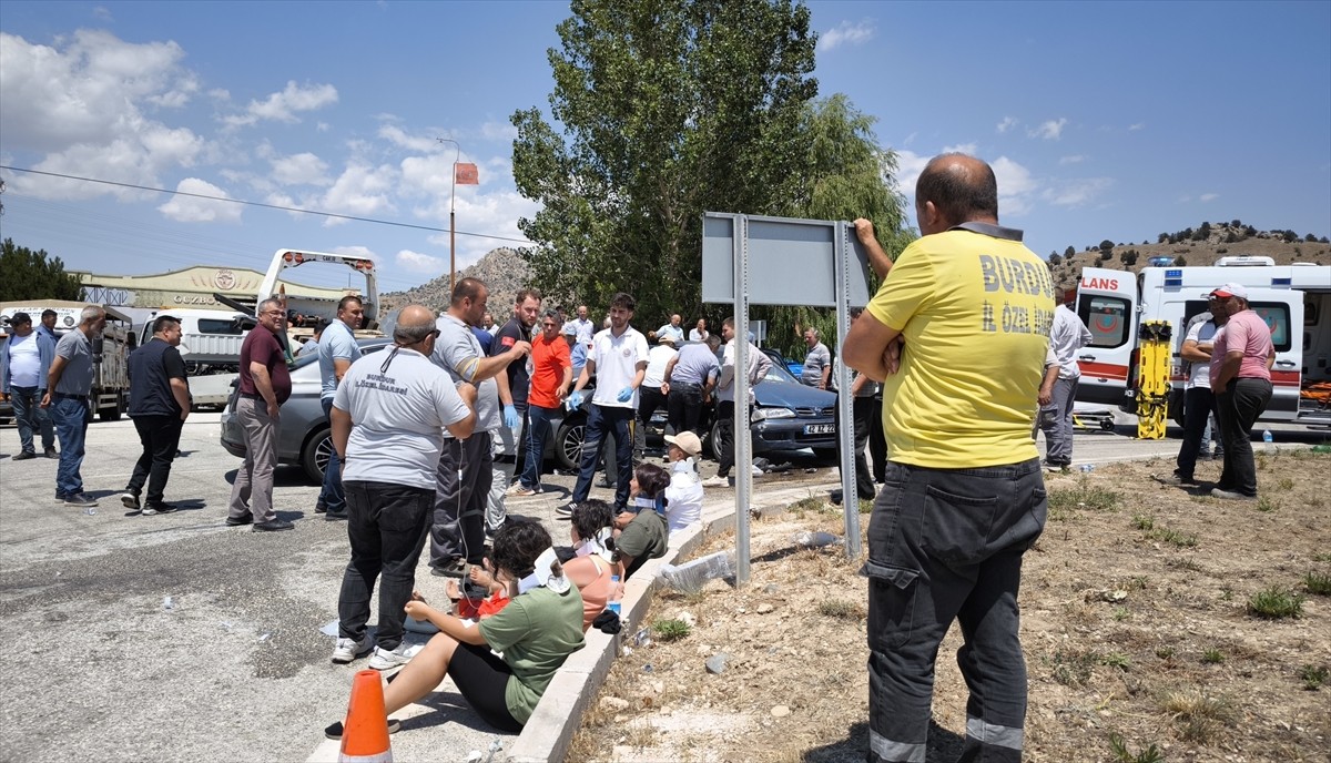 Burdur'un Tefenni ilçesinde iki otomobilin çarpışması sonucu yaralanan 10 kişi hastanelere...