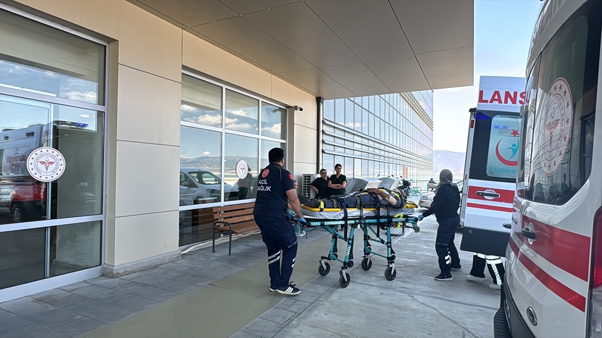 Burdur'un Tefenni ilçesinde iki otomobilin çarpışması sonucu yaralanan 10 kişi hastanelere...