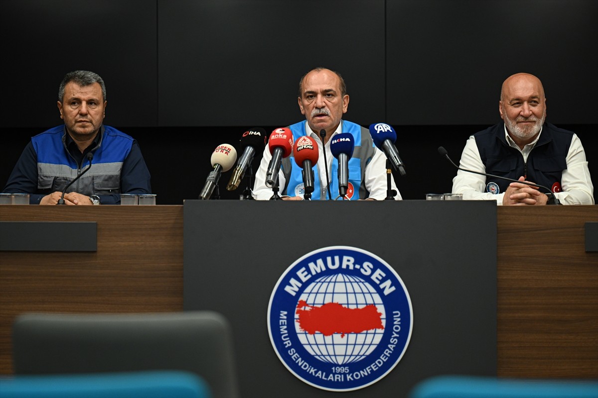 Büro Memur-Sen Genel Başkanı Yusuf Yazgan, Büro Memur-Sen Genel Merkezi'nde düzenlediği basın...