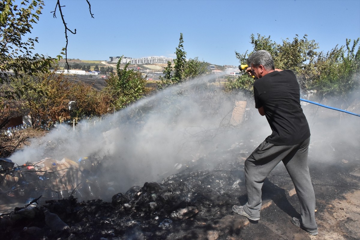 Bursa'nın Nilüfer ilçesinde yerleşim alanını tehdit eden anız yangını, ekiplerce kontrol altına...