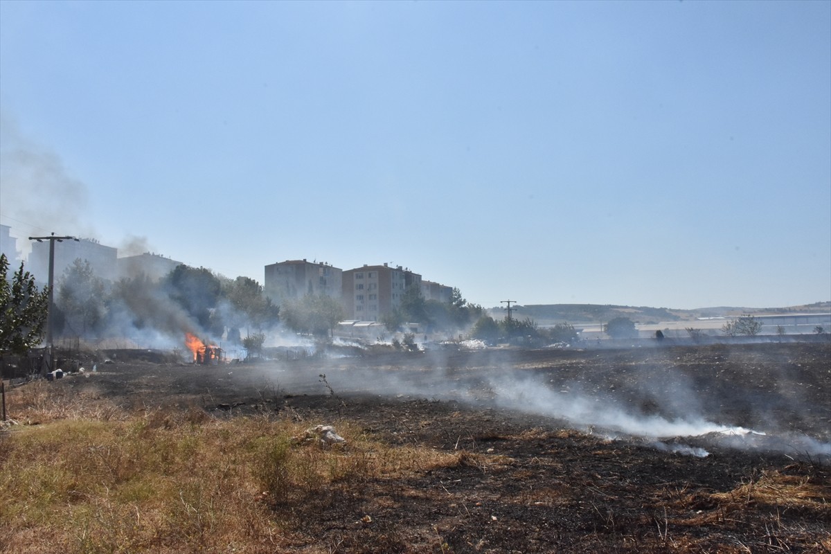 Bursa'nın Nilüfer ilçesinde yerleşim alanını tehdit eden anız yangını, ekiplerce kontrol altına...