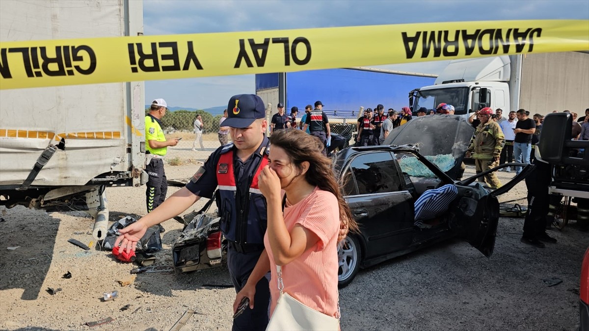 Bursa'nın Orhangazi ilçesinde sürücüsünün kontrolünden çıkıp park halindeki tırın altına giren...