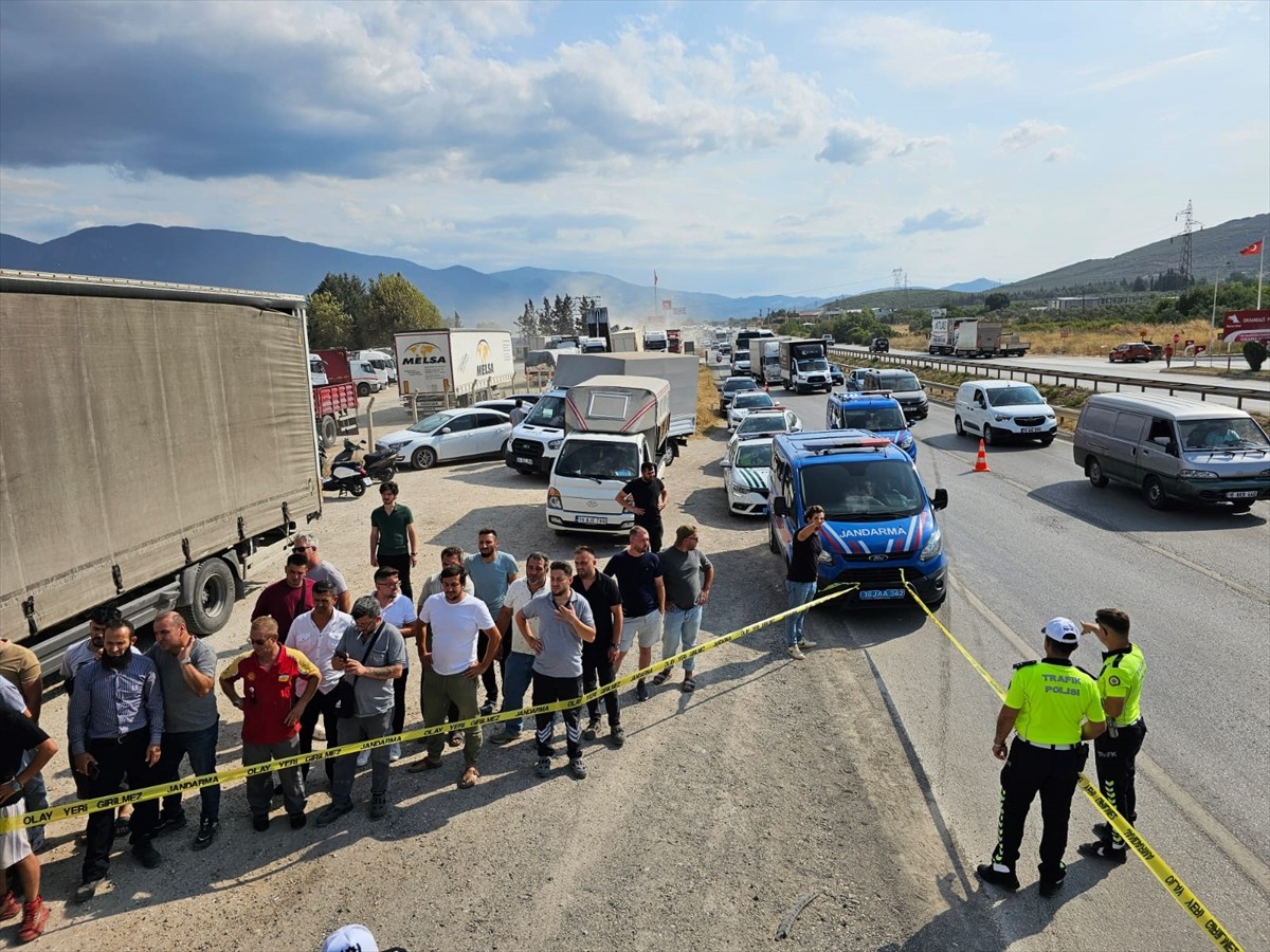 Bursa'nın Orhangazi ilçesinde sürücüsünün kontrolünden çıkıp park halindeki tırın altına giren...