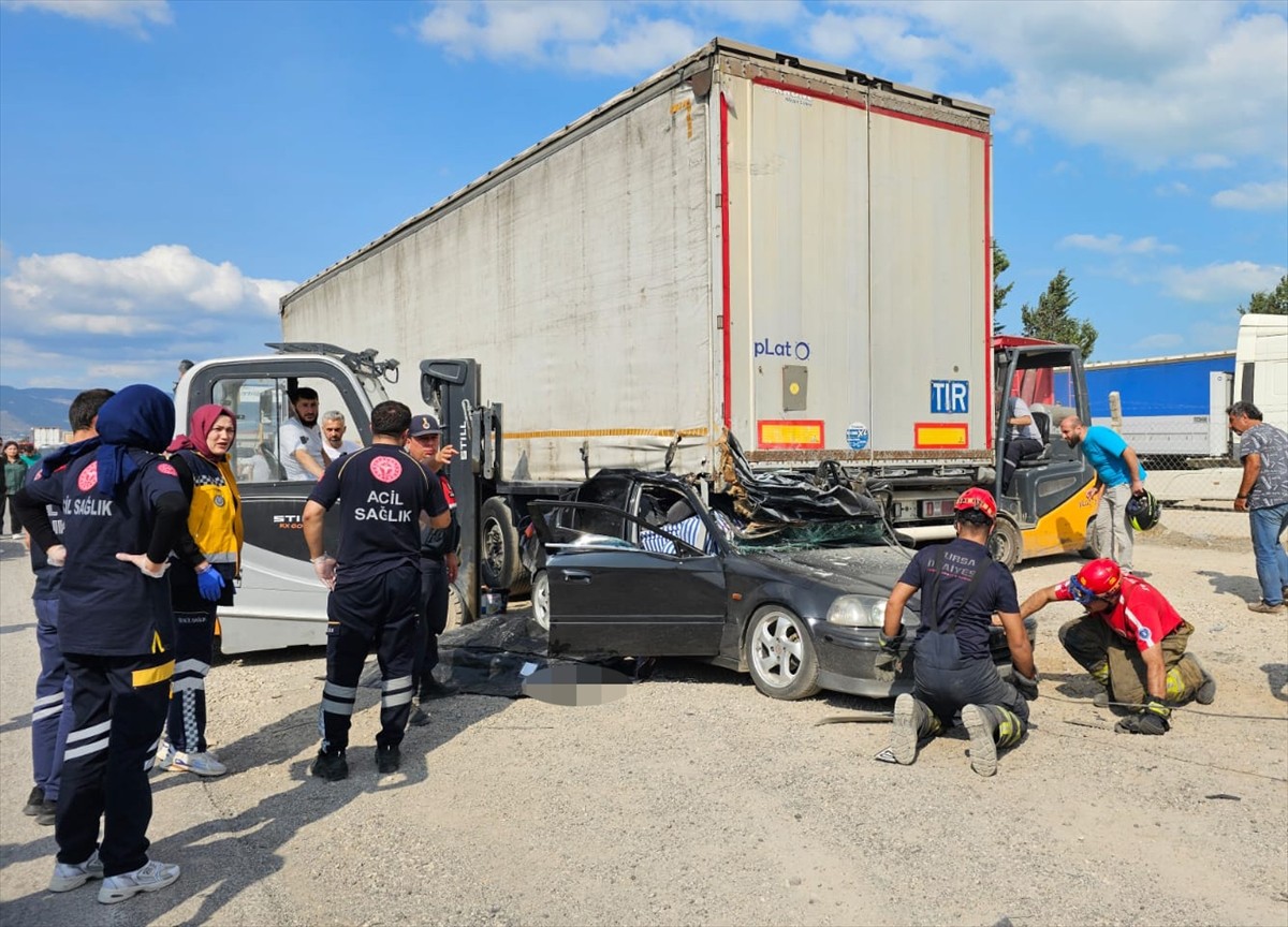 Bursa'nın Orhangazi ilçesinde sürücüsünün kontrolünden çıkıp park halindeki tırın altına giren...