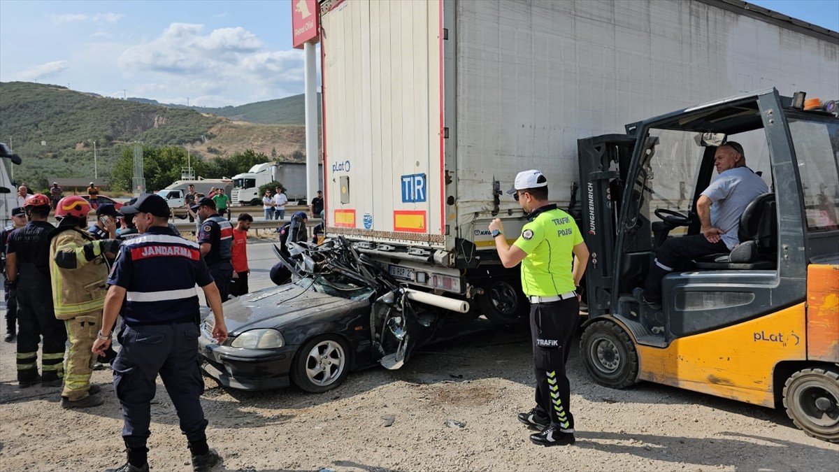 Bursa'nın Orhangazi ilçesinde sürücüsünün kontrolünden çıkıp park halindeki tırın altına giren...