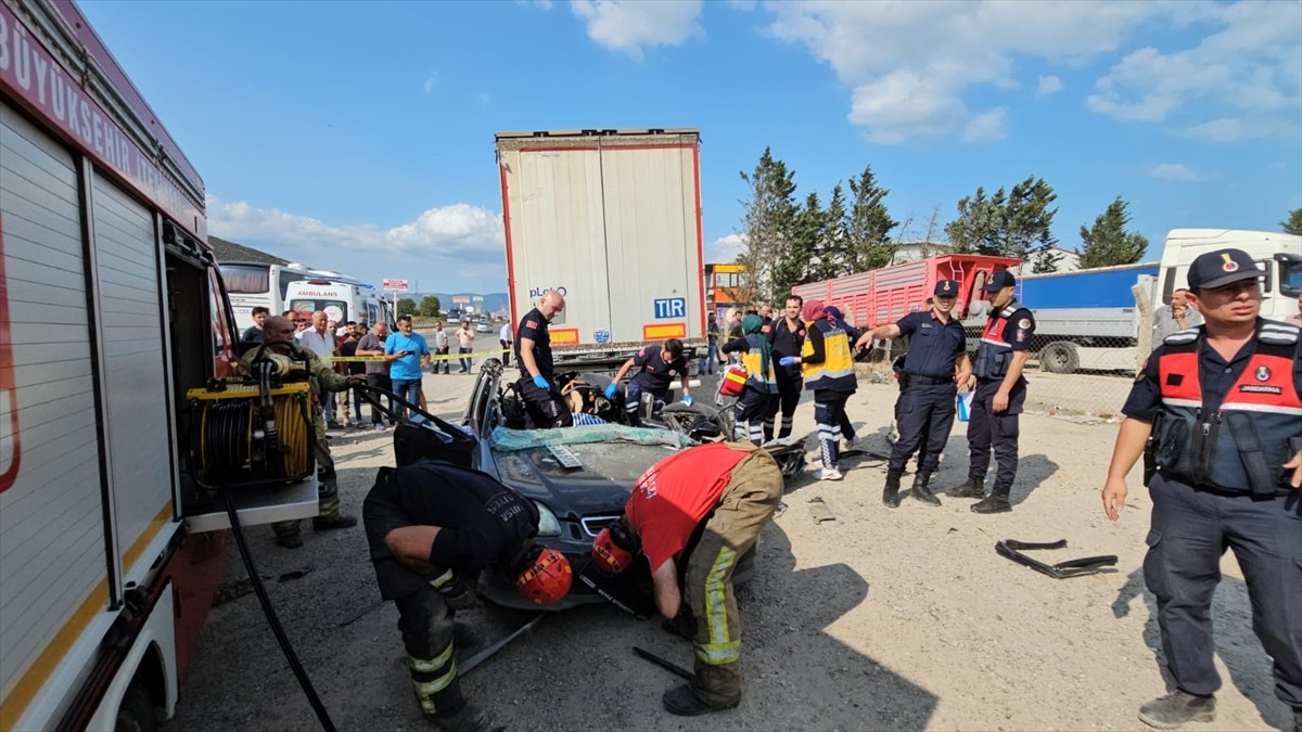 Bursa'nın Orhangazi ilçesinde sürücüsünün kontrolünden çıkıp park halindeki tırın altına giren...