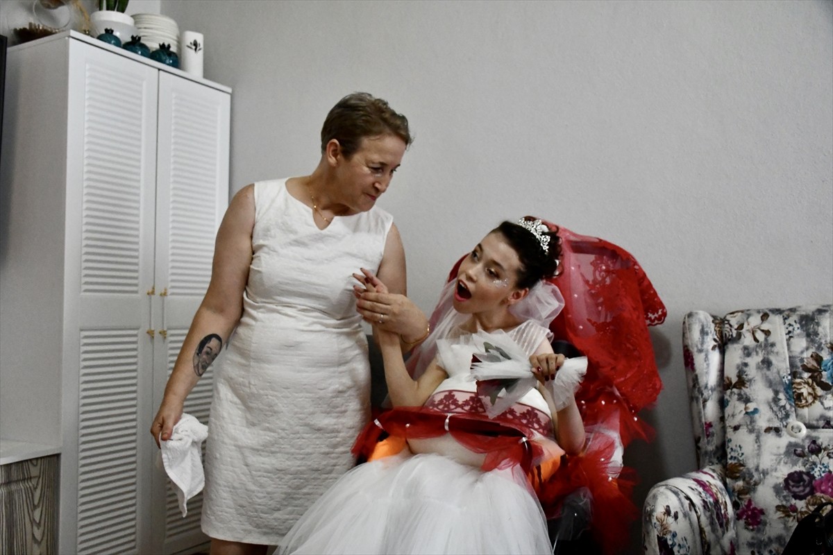 Bursa'nın Osmangazi ilçesinde yaşayan serebral palsi (beyin felci) hastası 22 yaşındaki Kader...