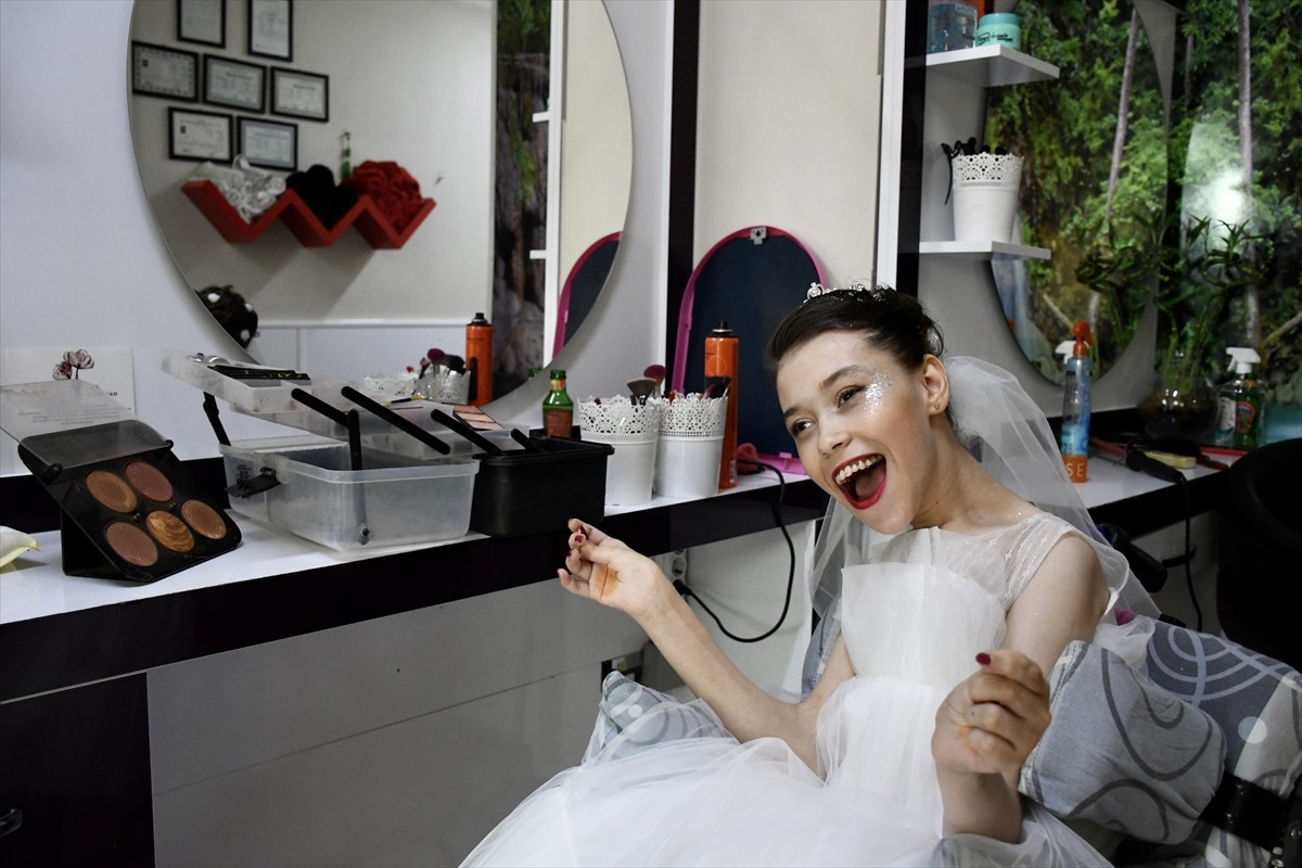 Bursa'nın Osmangazi ilçesinde yaşayan serebral palsi (beyin felci) hastası 22 yaşındaki Kader...