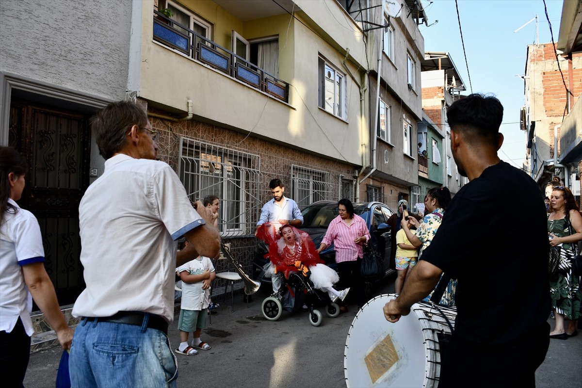 Bursa'nın Osmangazi ilçesinde yaşayan serebral palsi (beyin felci) hastası 22 yaşındaki Kader...
