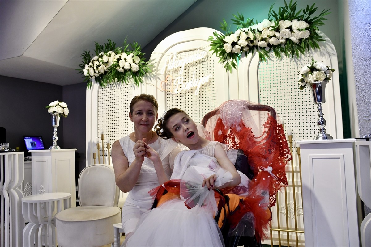 Bursa'nın Osmangazi ilçesinde yaşayan serebral palsi (beyin felci) hastası 22 yaşındaki Kader...