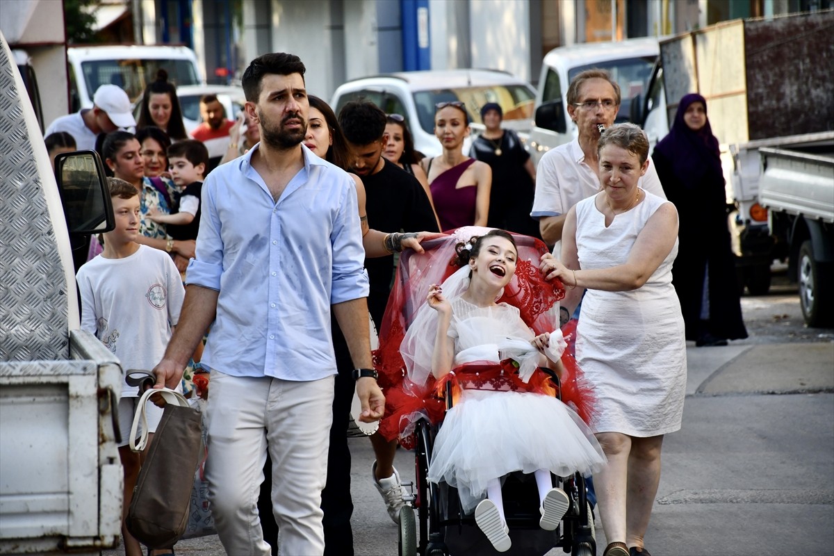 Bursa'nın Osmangazi ilçesinde yaşayan serebral palsi (beyin felci) hastası 22 yaşındaki Kader...