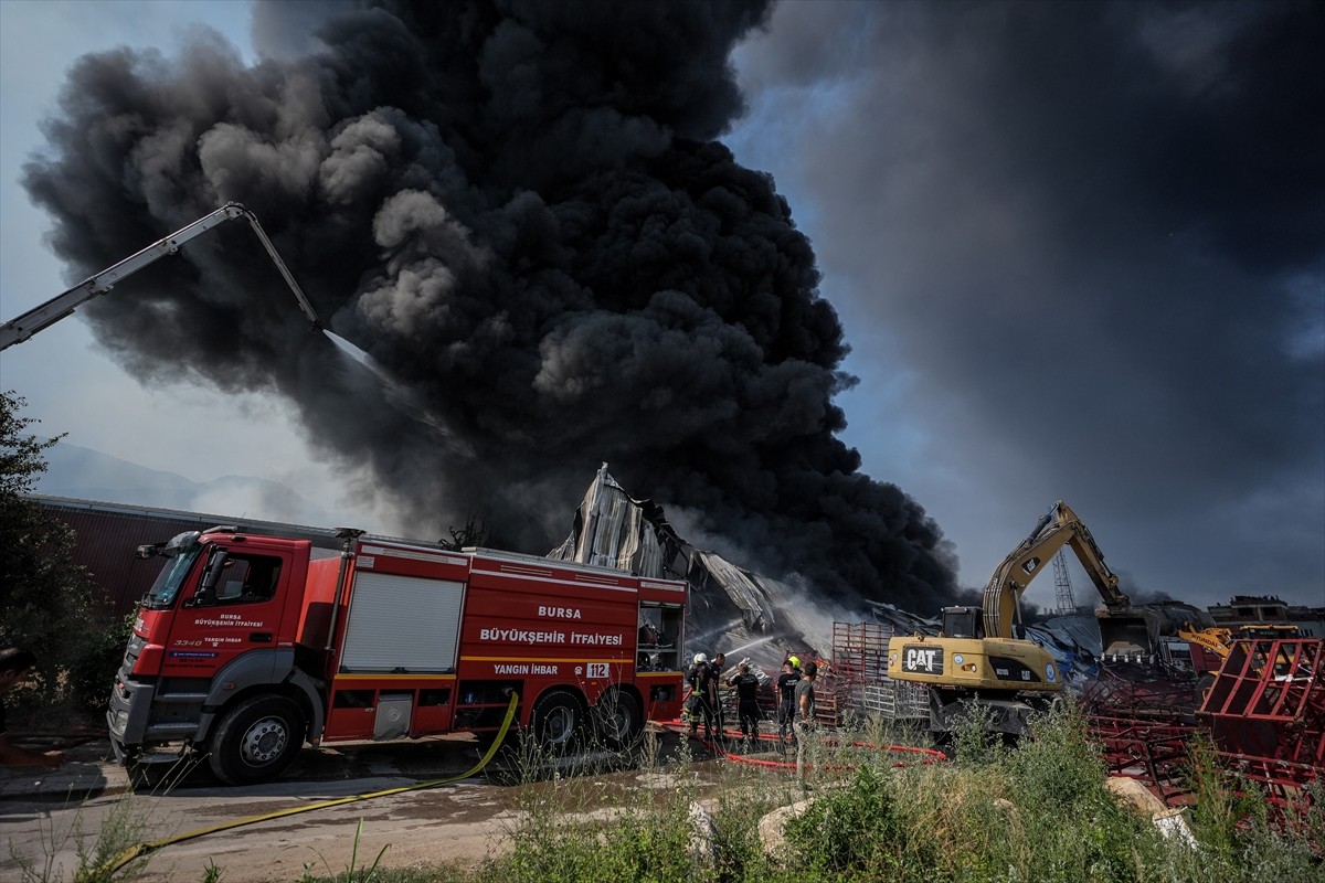 Bursa'nın Yıldırım ilçesinde, kağıt fabrikası ve geri dönüşüm tesisinde çıkarak çevredeki...