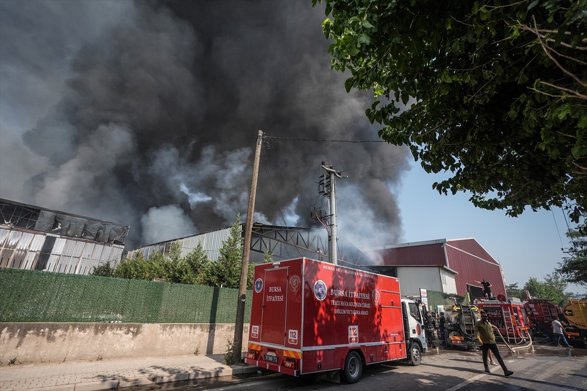 Bursa'nın Yıldırım ilçesinde, kağıt fabrikası ve geri dönüşüm tesisinde çıkarak çevredeki...
