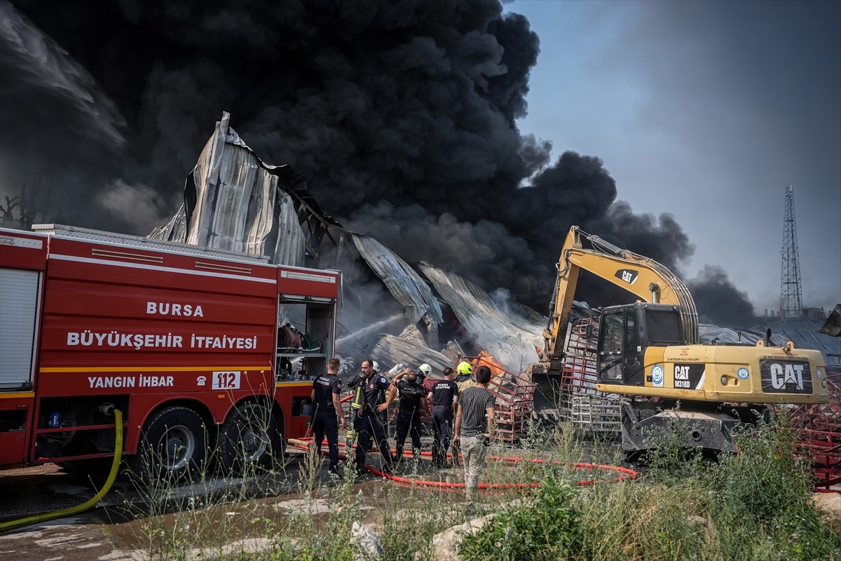 Bursa'nın Yıldırım ilçesinde, kağıt fabrikası ve geri dönüşüm tesisinde çıkarak çevredeki...